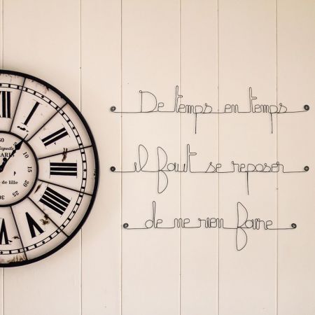 Citation " De temps en temps il faut se reposer de ne rien faire " en fil de fer - à punaiser - Bijoux de mur